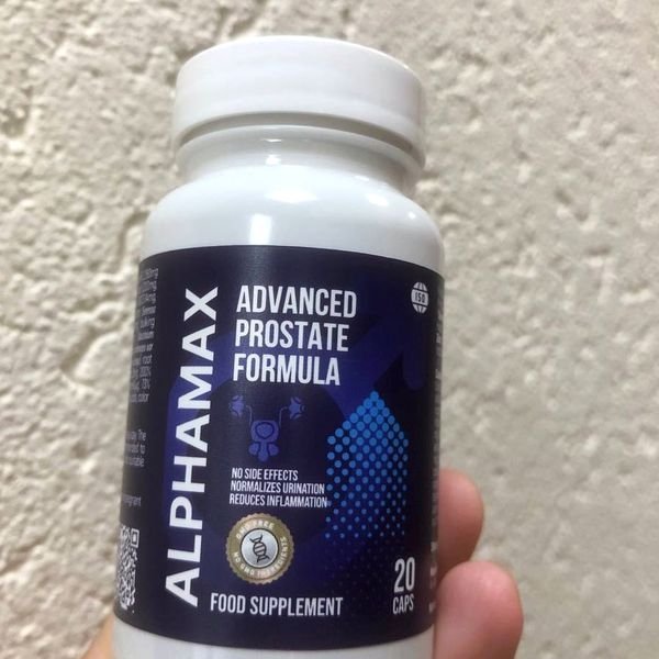 Flacone bianco e blu di AlphaMax da 20 capsule tenuto in mano