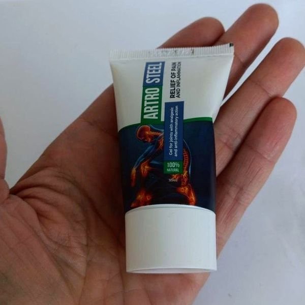 Tubo bianco e blu di Artro Steel da 50 ml sul palmo della mano