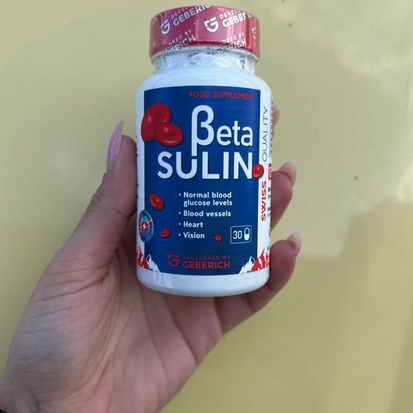 Flacone di Betasulin con tappo rosso tenuto in mano