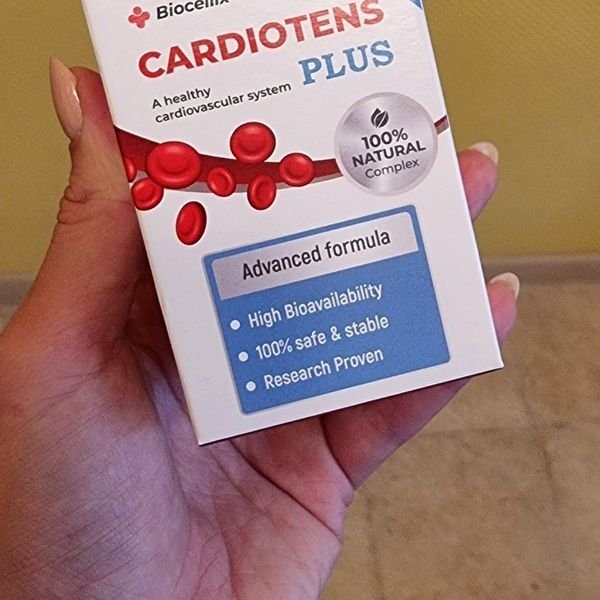 Scatola di Cardiotens Plus tenuta in mano, con le gocce rosse in etichetta