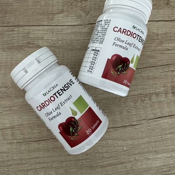 Due flaconi bianchi di Cardiotensive da 20 compresse