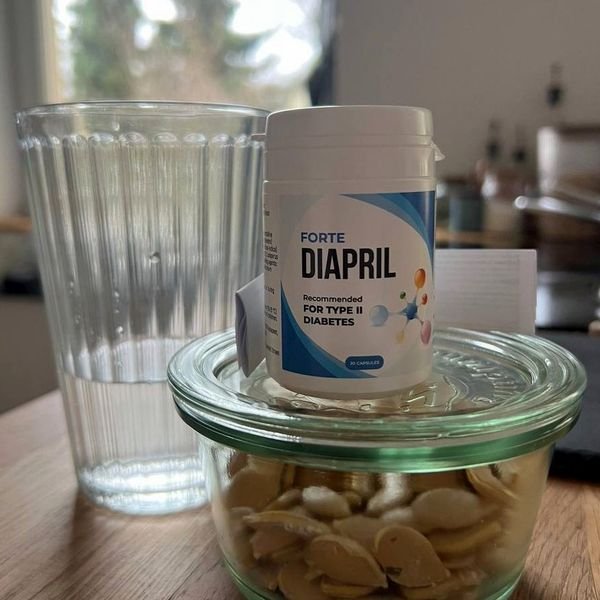 Barattolo bianco di Diapril appoggiato su una ciotola di frutta secca