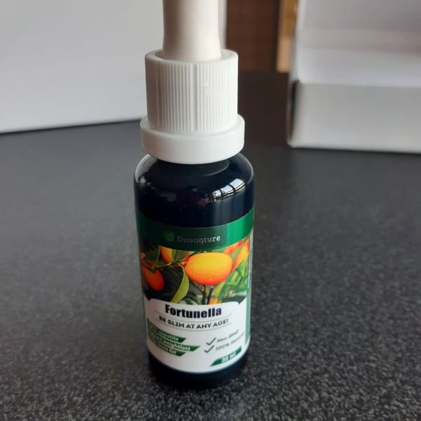 Flacone con contagocce di Fortunella con il kumquat in etichetta