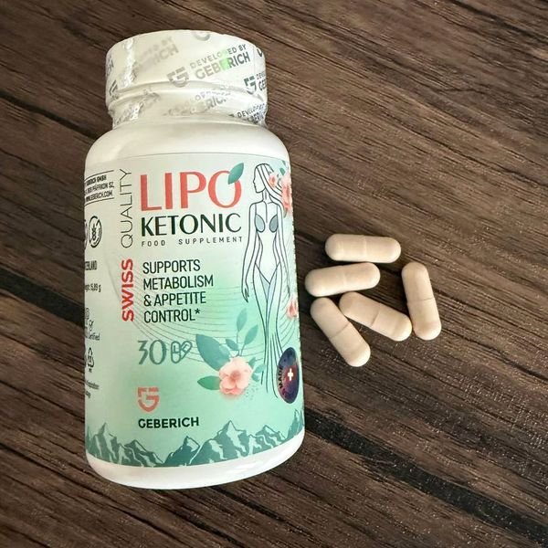 Flacone bianco di Lipoketonic con capsule accanto, su un tavolo di legno