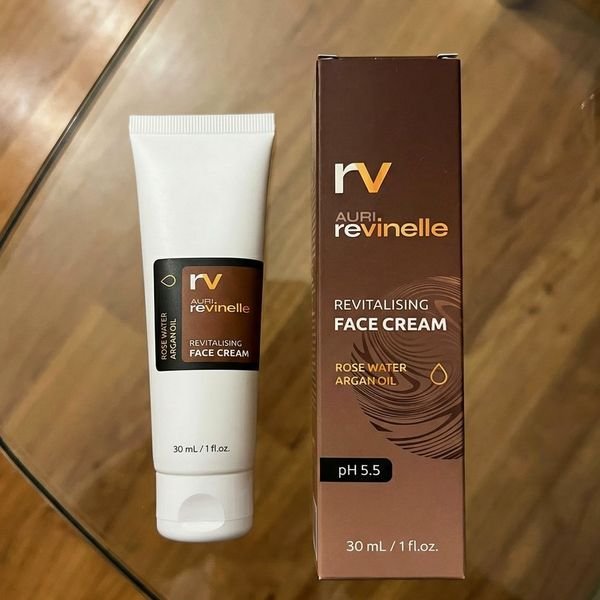 Tubo bianco di Revinelle da 30 ml accanto alla scatola marrone