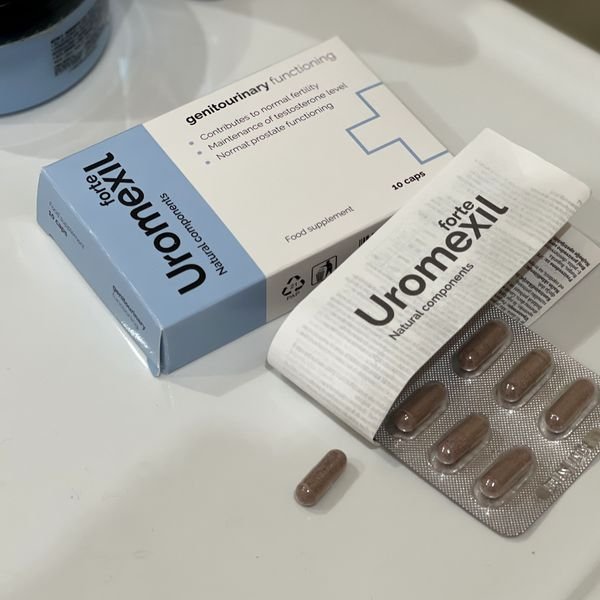 Scatola azzurra di Uromexil Forte con il blister di capsule