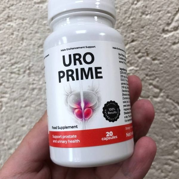 Flacone bianco di UroPrime da 20 capsule tenuto in mano