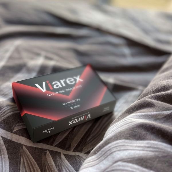Scatola nera e rossa di Viarex da 10 capsule appoggiata su un tessuto